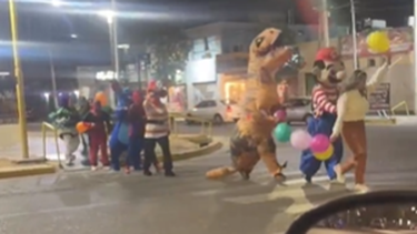 ¿Se rompió el trencito de la alegría? Filmaron a varios personajes infantiles bailando en Avenida Libertador