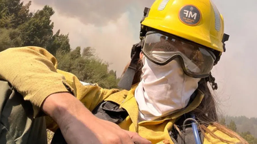La subcomisaria Pamela Perea integra la comitiva de especialistas que combate el avance del fuego en Chubut.