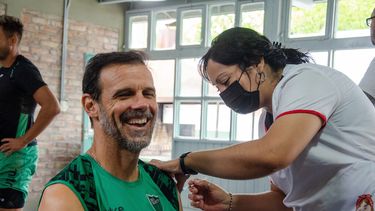 El entrenador de San Martín, Andrés Yllana, recibiendo su vacuna.