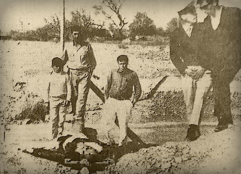 El hallazgo. Una foto de Diario de Cuyo capt&amp;as y algunos curiosos frente al cuerpo del obrero rural.