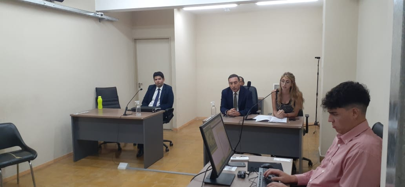 El abogado defensor José Rodríguez Pereyra (a la izquierda) y del otro lado el fiscal Iván Grassi junto con la ayudante fiscal Alejandra Rossi. El abogado defensor José Rodríguez Pereyra (a la izquierda) y del otro lado el fiscal Iván Grassi junto con la ayudante fiscal Alejandra Rossi.