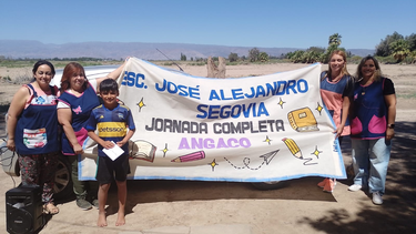 La directora y las docentes de la escuela Segovia, de Angaco, Cecilia Castro, Emilia Martín, Myriam Pelaytay, Gabriela Perona y María Valeria Chavez recorrieron las casas de sus alumnos para anunciarles que integraban el Cuerpo de Bandera.