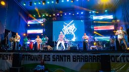 El público vibró en la primera noche del Fiesta de Santa Bárbara