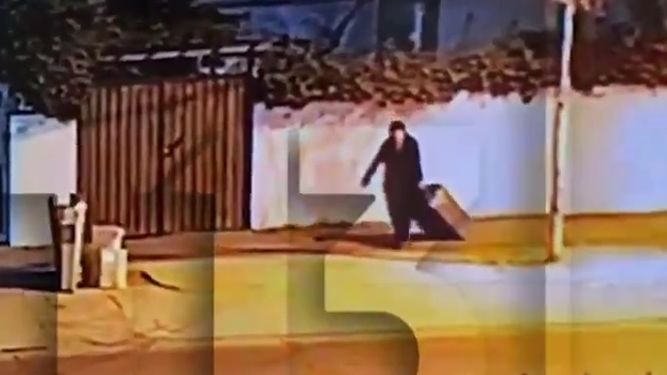 Captura del video que se ha hecho viral en Chile en el que se observa a la monja transportando la valija,
