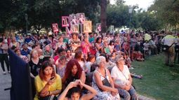 Las hinchadas de las Reinas coparon la Plaza 25