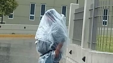 Un sanjuanino se hizo viral por su particular forma de enfrentar la lluvia: No dominamos el mundo porque no queremos