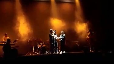 Un romántico sanjuanino le pidió casamiento a su novia en pleno show