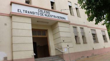 La vicedirectora confirmó que el fotógrafo se paseó desnudo frente a las niñas