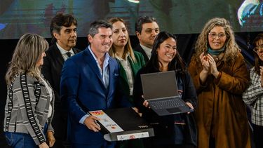 Orrego entregó más de 5.000 notebooks a docentes de Nivel Primario
