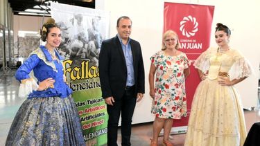 Roberto Juárez, secretario de Turismo, junto a representantes del Centro Valenciano.