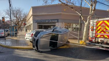 Aparatoso choque en Capital: dos vehículos quedaron sobre la vereda