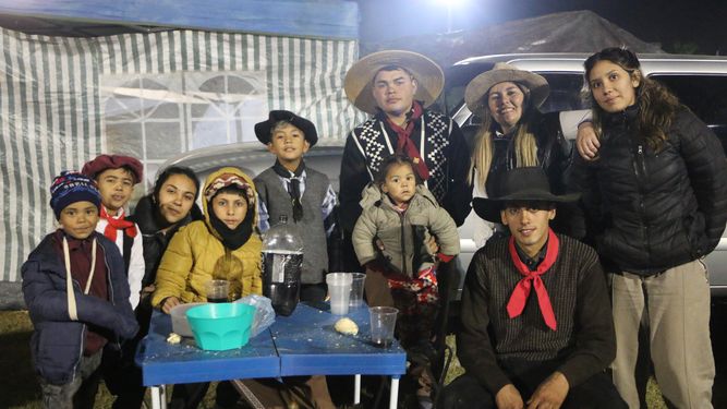 Yésica Riveros, la segunda de pie de derecha a izquierda, disfruta de una nueva Cabalgata de la Fe a la Difunta Correa con su familia.