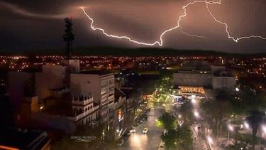 La imagen que captó un fotógrafo sanjuanino en plena tormenta