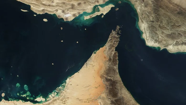 La Guardia Nacional de Irán atacó barcos cargueros en el estrecho de Ormuz y hace tambalear el alto el fuego con Estados Unidos.
