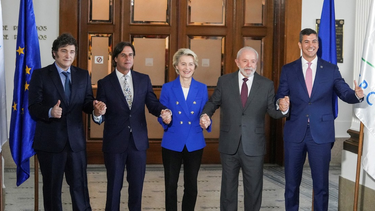 El presidente argentino Javier Milei junto a otros líderes que firmaron el acuerdo entre el Mercosur y la Unión Europea.