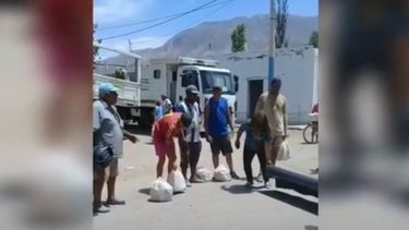 Echaron a la empleada de Pocito que maltrató a un damnificado del terremoto