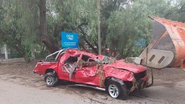 La fuerte creciente del río en Valle Fértil arrasó con una camioneta y la destruyó por completo