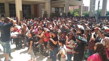 El Centro Cívico sigue desbordado de gente que busca el bolsón de Navidad