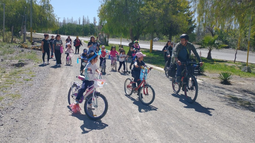 Fede, el profe sanjuanino que desarrolló una larga travesía en bici para festejar la Semana de la Educación Inicial con todos sus alumnos.&nbsp;