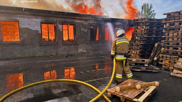 Los bomberos combaten un incendio tras los ataques de Rusia en la región de Kiev