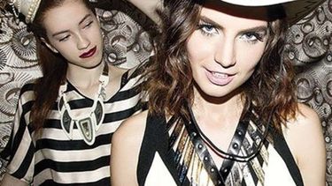 Transformar un look básico: cómo usar los accesorios de moda