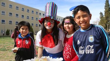 Juguetes, música y disfraces pintaron de alegría el Hospital Rawson
