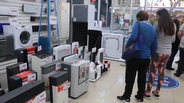 Una estufa puede costar hasta $120.000 y el sanjuanino prefiere el caloventor