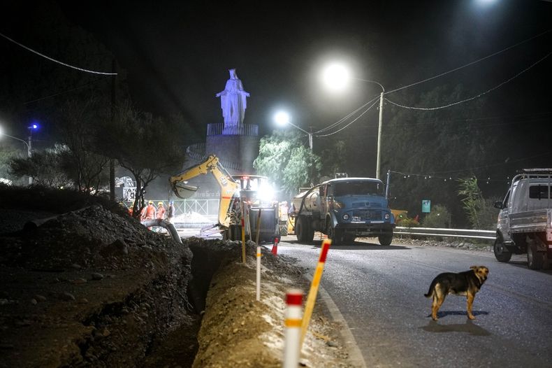 El operativo para fusionar los caños en plena Ruta 12 necesitó de la colaboración mutua de OSSE, de la Policía y de las empresas constructoras. 