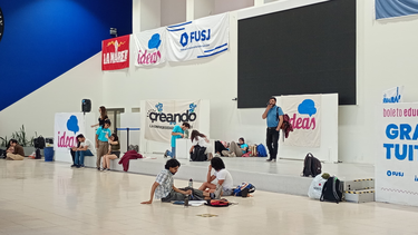 Estudiantes tomaron pacíficamente el edificio del Rectorado de la Universidad Nacional de San Juan.