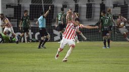 Baldazo de agua fría sobre el final: San Martín lo ganaba, pero el Santo tucumano le arruinó la fiesta Baldazo de agua fría sobre el final: San Martín lo ganaba, pero el Santo tucumano le arruinó la fiesta