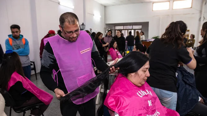 Albardón se une para donar cabello y fabricar pelucas oncológicas: la campaña solidaria que impulsa un peluquero