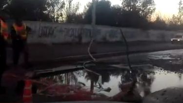 Video: el pozo de la Calle 5, tan peligroso que lo custodia la Policía