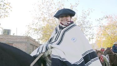 Ana Paula Gutiérrez, montada sobre su pingo en la previa de la XIII Cabalgata de la Amistad de Zonda.