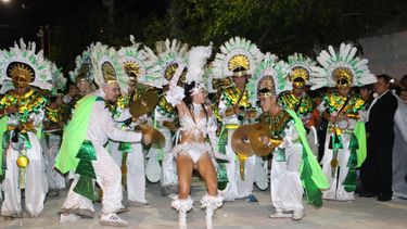 Batucada, plumas y puras bellezas