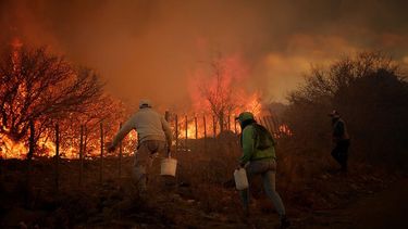 Bomberos Voluntarios de Chimbas se disponen a combatir el fuego de Córdoba