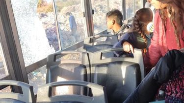 Violento ataque a pedradas a un colectivo que viajaba con chicos