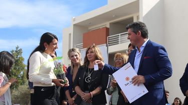 Orrego entregó 112 casas de un nuevo barrio en Chimbas