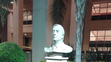 El busto de Néstor Kirchner volvió al Centro Cívico