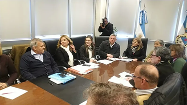 Gobierno y docentes acordaron subas en ítems salariales a la espera de la resolución nacional