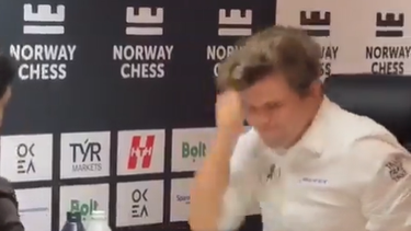 El ataque de furia del número 1 del ajedrez Magnus Carlsen tras perder con el nuevo campeón del mundo