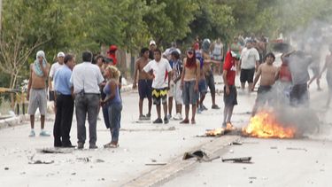 Chimbas: Quema de papeles y corte de ruta en un nuevo reclamo de viviendas