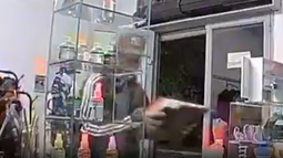 Video: violento robo en Pocito terminó con dos mujeres amenazadas con un arma Video: violento robo en Pocito terminó con dos mujeres amenazadas con un arma