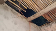 El techo que rompieron los delincuentes para ingresar a una vivienda y robar desde un colchón hasta alimentos. El techo que rompieron los delincuentes para ingresar a una vivienda y robar desde un colchón hasta alimentos.