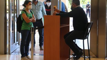 El Cívico volvió a la actividad: escasos empleados, filas y control de fiebre