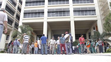 Continúan los reclamos en el Centro Cívico y no hay atención al público