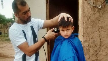 El peluquero solidario que recorre San Juan cortando el pelo gratis