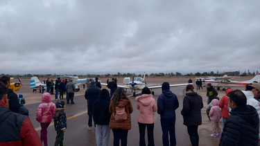 A pesar del frío, el Aeroclub San Juan fue una fiesta y hasta voló La brujita