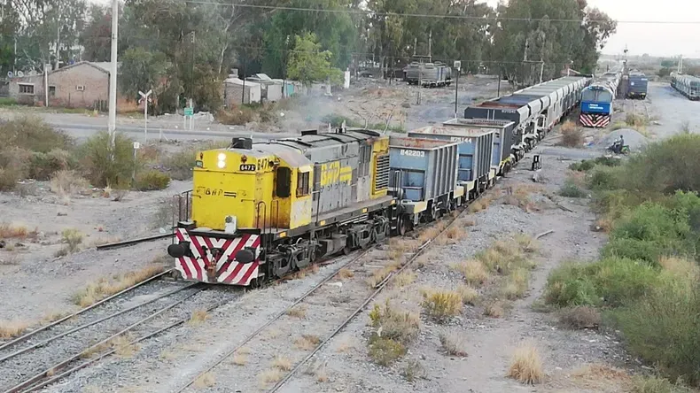 El tren de cargas llegando a la estación Albardón que hoy esta operativa. El tren de cargas llegando a la estación Albardón que hoy esta operativa.
