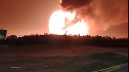 El estremecedor video que registró la explosión en una fábrica de Ezeiza: vecinos captaron el momento exacto del estallido El estremecedor video que registró la explosión en una fábrica de Ezeiza: vecinos captaron el momento exacto del estallido