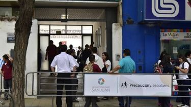 Conflicto en una escuela: ¿se trompearon un Monitor Urbano y un padre?